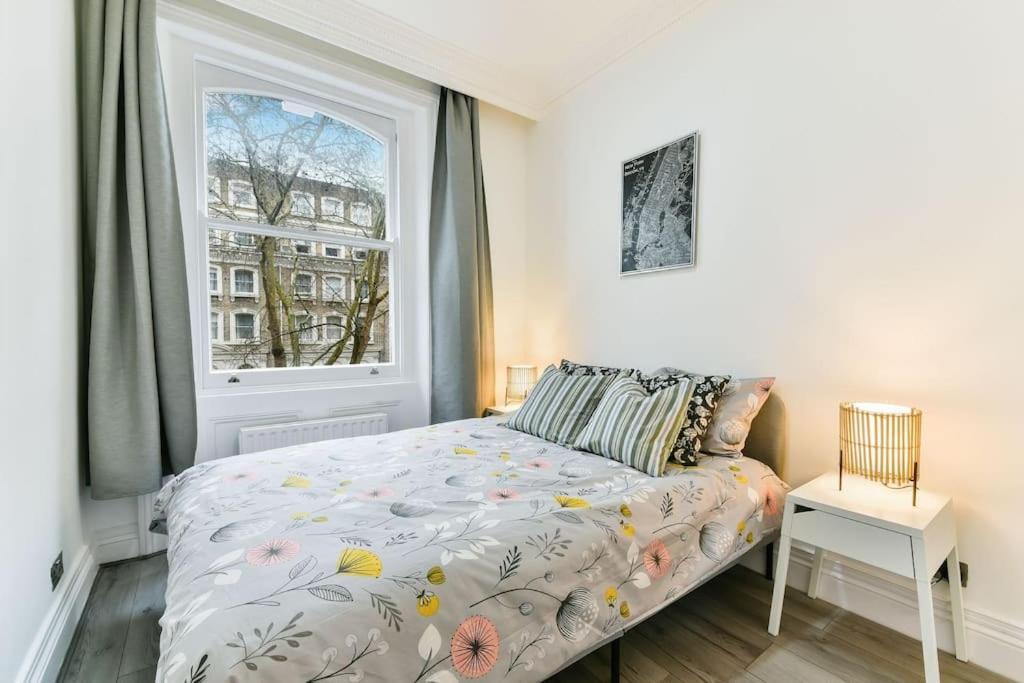 Knightsbridge Stylish Two Bedroom Apartment ลอนดอน ภายนอก รูปภาพ