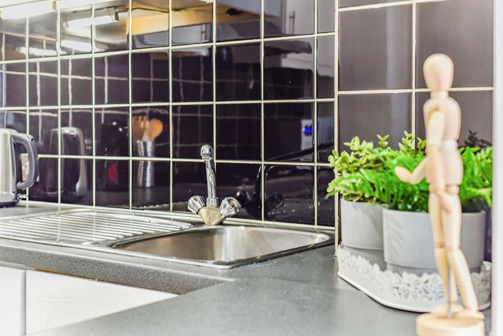 Knightsbridge Stylish Two Bedroom Apartment ลอนดอน ภายนอก รูปภาพ