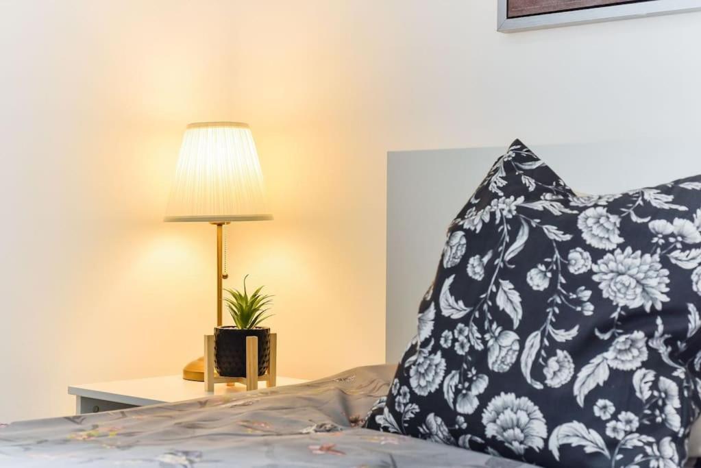 Knightsbridge Stylish Two Bedroom Apartment ลอนดอน ภายนอก รูปภาพ